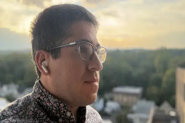 Vâng, tôi đang gật đầu mà chẳng hiểu gì cả — tính năng điều khiển bằng cử chỉ đầu trên AirPods Pro thực sự tốt đến vậy đấy.